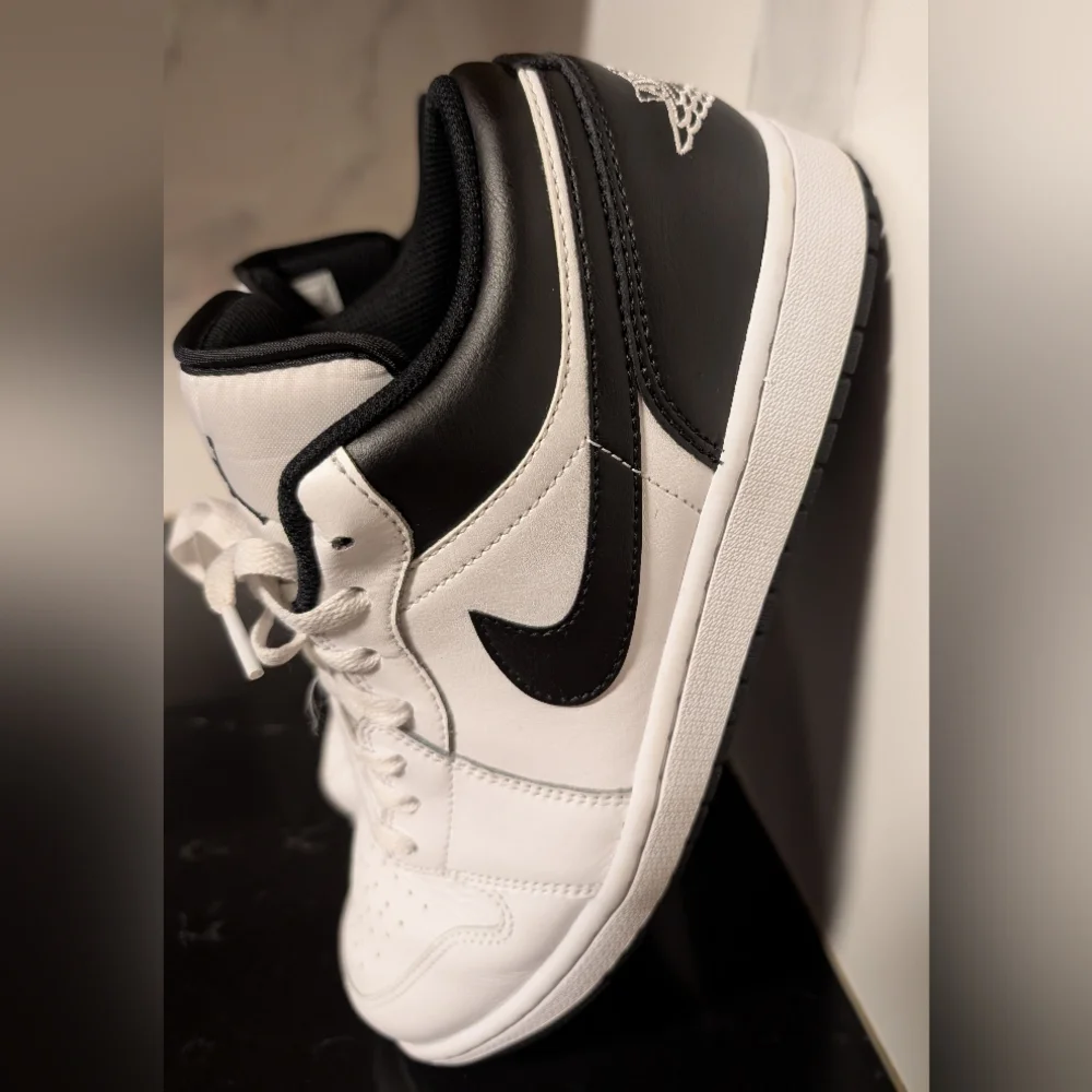 Nike Men’s Low-Top Sneakers White and Black